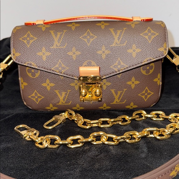 Louis Vuitton Métis East West - Picture 9 of 15